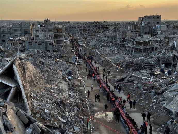 Grupos de palestinos se reúnen en Rafá para romper el ayuno por el Ramadán