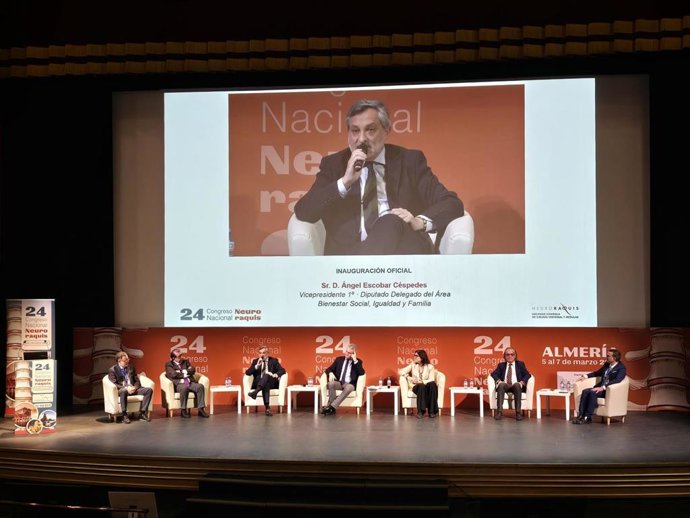 El vicepresidente de la Diputación de Almería, Ángel Escobar, durante su intervención en el 24 Congreso Neuroraquis en Almería.