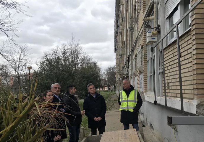 El consejero municipal de Urbanismo, Víctor Serrano; junto al concejal delegado de Vivienda, José Miguel Rodrigo; la responsable de la empresa Metro 7 que acomete las obras, Beatriz Gimeno, visitan la reforma de 40 viendas de Balsas Ebro Viejo