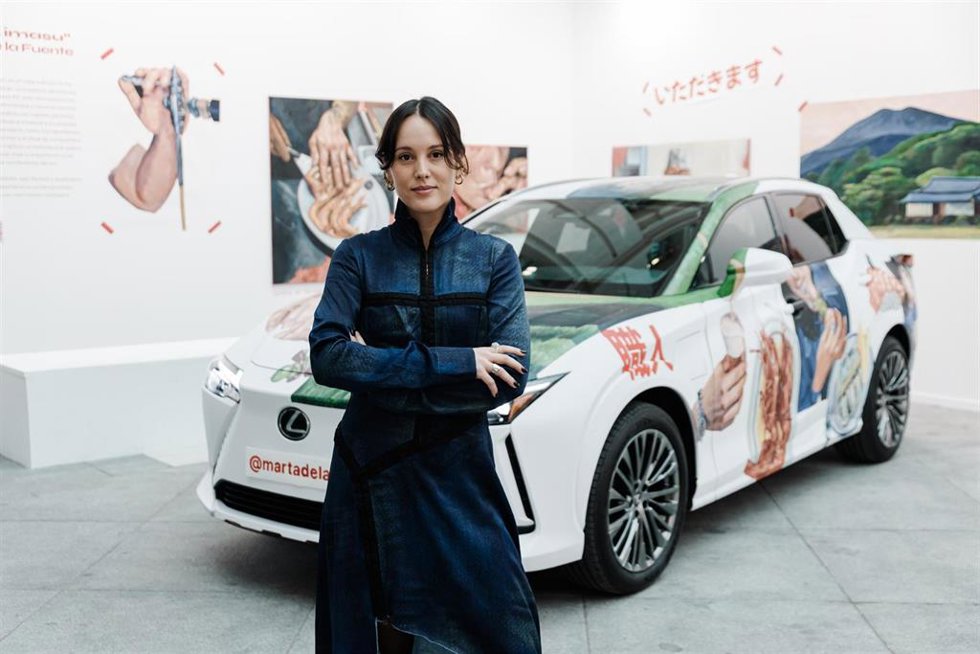 La artista Marta de la Fuente posa junto al Lexus RZ en el estand de Lexus en Art Madrid, en la Galería de Cristal del Palacio de Cibeles, a 6 de marzo de 2025, en Madrid (España). 