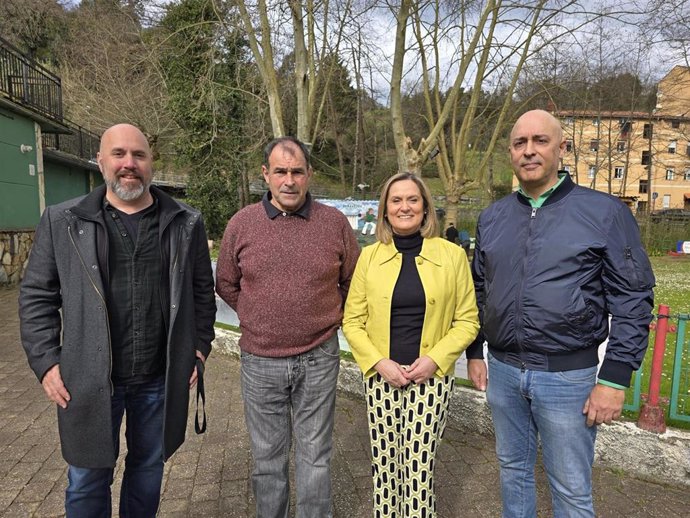 Amaia del Campo junto a Amando Larrea, hijo de Julián Larrea, el presidente de Barakaldo Kirolak, Iñigo Asensio, y el concejal de Acción Social, Mikel Antizar, en el barrio de Gorostiza.