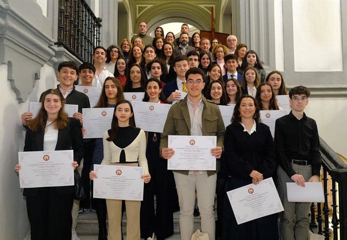 Foto de familia con los estudiantes que han obtenido las máximas calificaciones en las notas de admisión.