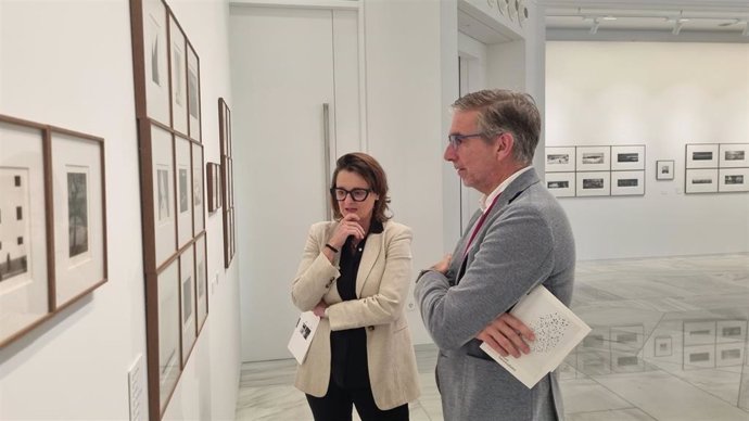 El presidente de la APS, César Díaz y la comisaria Anne Morin han presentado en el Palacete del Embarcadero la muestra 'Miniaturas' con casi 100 fotografías del finlandés Pentti Sammallahtt