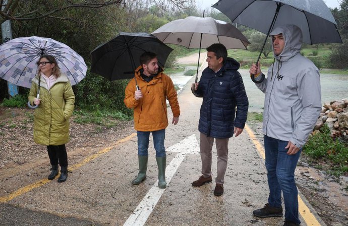 El president de la Generalitat, Carlos Mazón, s'ha desplaçat a les poblacions de Navarrés, Anna i Énguera, juntament amb el president de la Diputació de València, Vicent Mompó, i la senadora Estela Darocas