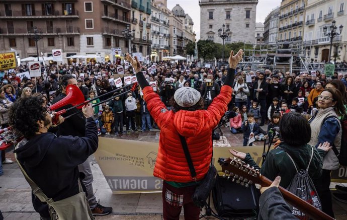 Decenas de personas durante una manifestación convocada por la Plataforma per l'Ensenyament, a 22 de febrero de 2025, en Valencia, Comunidad Valenciana (España). 