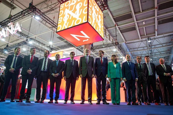 El presidente de la Generalitat de Cataluña, Salvador Illa (5i); el Rey Felipe VI (6i); el ministro para la Transformación Digital, Óscar López (7i) y el alcalde de Barcelona, Jaume Collboni (4d), durante la inauguración del MWC (Mobile World Congress) Ba