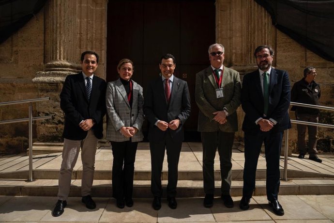 El presidente de la Junta de Andalucía, Juanma Moreno, y el consejero de Justicia, José Antonio Nieto, este jueves en el Parlamento con representantes de Cosital (Consejo General de Secretarios, Interventores y Tesoreros de la Administración Local).