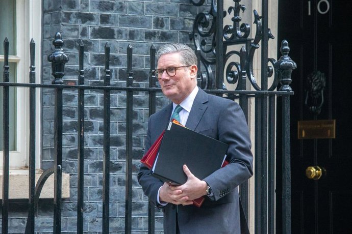 05 de março de 2025, Reino Unido, Londres: O primeiro-ministro do Reino Unido, Keir Starmer, é visto saindo da 10 Downing Street antes da sessão de perguntas do primeiro-ministro no escritório. Foto: Tayfun Salci/ZUMA Press Wire/dpa