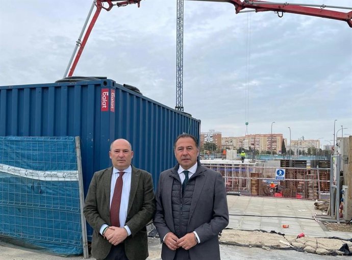 El delegado del Gobierno de la Junta de Andalucía en Sevilla, Ricardo Sánchez, a la derecha de la imagen