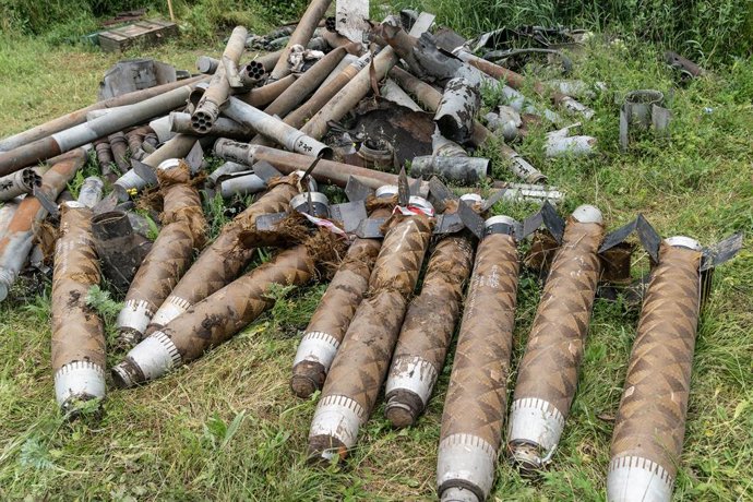 Archivo - Arquivo - 22 de maio de 2023, Kherson, Ucrânia: Restos de projéteis e foguetes usados pelas forças russas contra a Ucrânia, coletados pela unidade de desminagem da Guarda Nacional da Ucrânia, prontos para a remoção de sucata, vistos perto de Khe