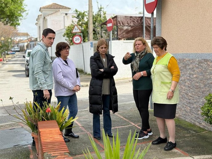 La alcaldesa de Jerez habla con vecinos de la zona rural tras la borrasca de esta semana.
