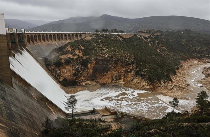 Embalse de Forata desembalsando agua, a 6 de marzo de 2025