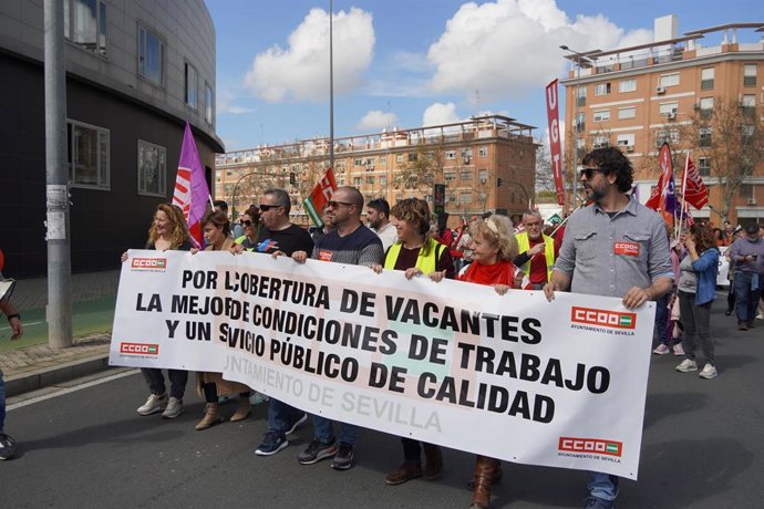 Protesta sindical del cementerio al Parlamento para reclamar a Sanz que cubra vacantes y mejoras laborales
