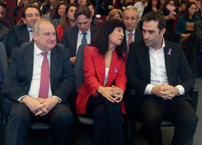 (I-D) El ministro de Industria y Turismo, Jordi Hereu; la ministra de Igualdad, Ana Redondo; y el ministro de Economía, Comercio y Empresa, Carlos Cuerpo; durante la jornada ‘Igualdad en la empresa. Compromiso de presente y futuro’.