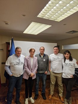 La ministra de Sanidad con los miembros de OncoBierzo con los que se ha reunido.