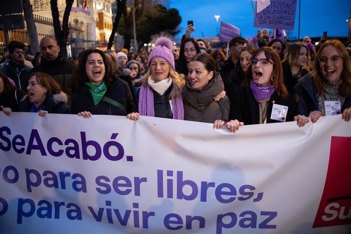 Archivo - La vicepresidenta segunda y Ministra de Trabajo y Economía Social, Yolanda Díaz (c), y la ministra de Juventud e Infancia, Sira Rego (3d) durante la manifestación de la Comisión 8M, a 8 de marzo de 2024, en Madrid (España). 