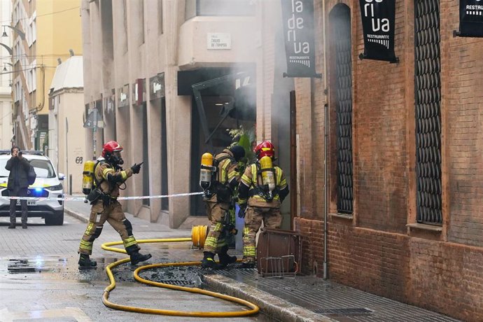 Varios efectivos de bomberos sofocan el incendio producido en un restaurante en la Alameda de Colón, en pleno centro de Málaga capital.