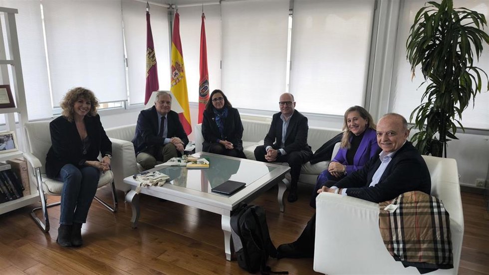 Firma de un convenio entre Ahorramas y el Ayuntamiento de Ciudad Real.