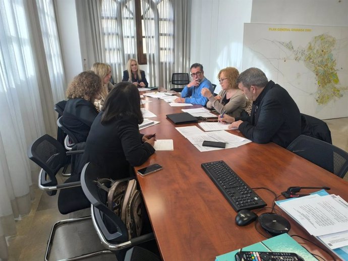 Mesa técnica para el control de las colonias felinas presidida por la edil de Salud de Granada, Elisa Campoy