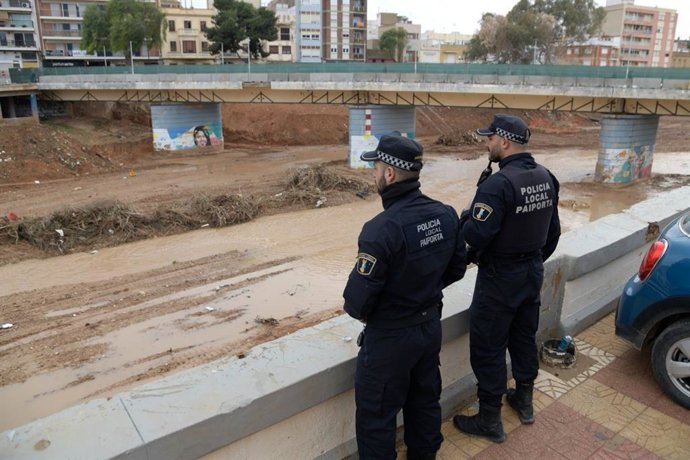 Policía Local de Paiporta vigilando el barranco del Poyo