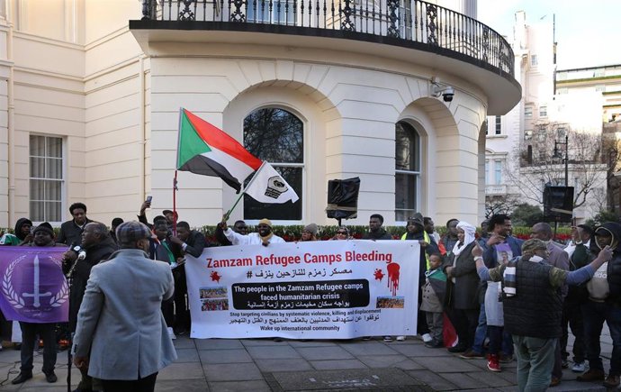 Protesta de la comunidad sudanesa junto a la Embajada de Emiratos Árabes Unidos en Londres