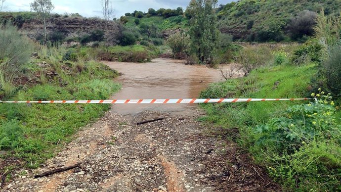 El Ayuntamiento refuerza la limpieza y vigilancia en cruces de ríos y arroyos ante la subida del nivel del agua y previsión de lluvias