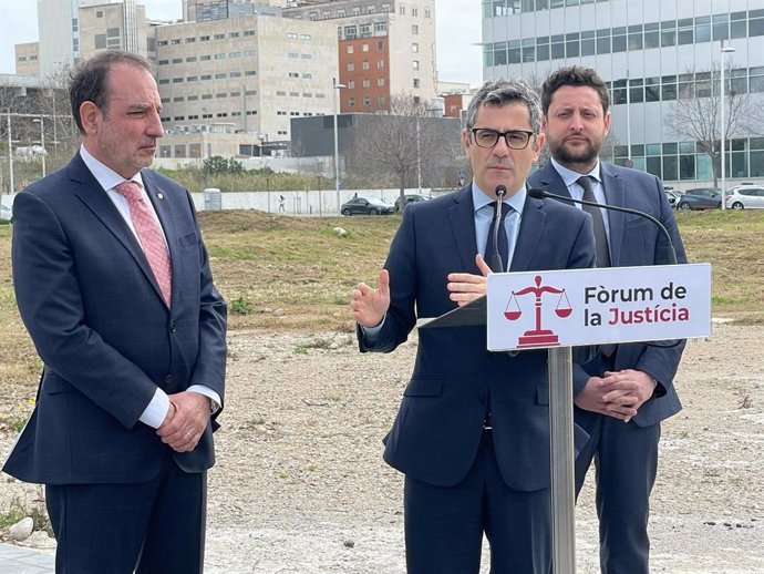 El ministre de la Presidència, Justícia i Relacions amb les Corts, Félix Bolaños, el conseller de Justícia i Qualitat Democràtica, Ramon Espadaler, i l'alcalde de la ciutat, Rubén Viñuales