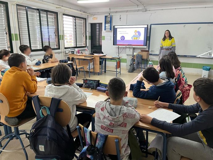 Trabajadora  de Sandfire Matsa en un colegio de Huelva.