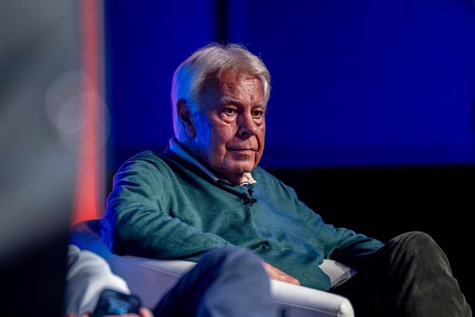 Archivo - El expresidente del Gobierno, Felipe González, durante una charla con el director de Le Monde diplomatique, José Natanson, sobre su nuevo libro 'Venezuela: Ensayo sobre la descomposición'.