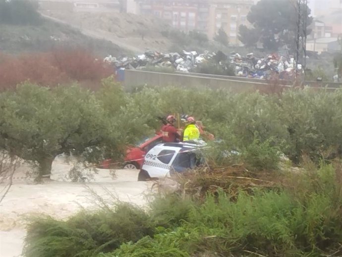 El coche ha quedado atrapado entre dos ramblas