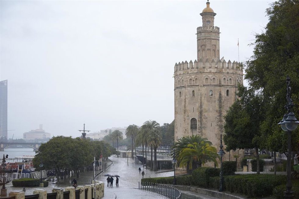 Varias se protegen de la lluvia con un paraguas. Imagen de archivo. 