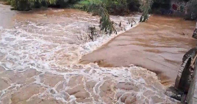 Crecida de un río a su paso por Marbella.