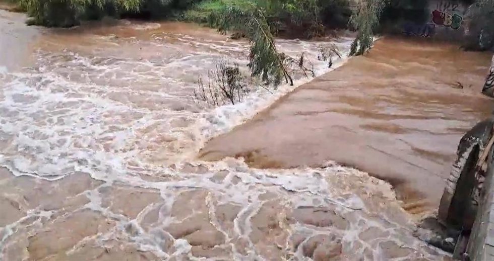 Crecida de un río a su paso por Marbella.