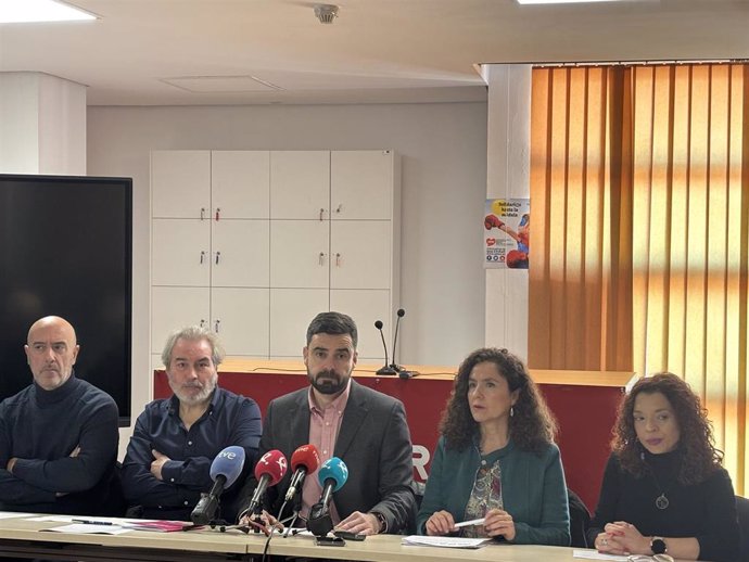 Archivo - Los representantes de PIDE, CSIF, ANPE, CCOO y UGT, en una imagen de archivo de una rueda de prensa el pasado mes de diciembre en Mérida.