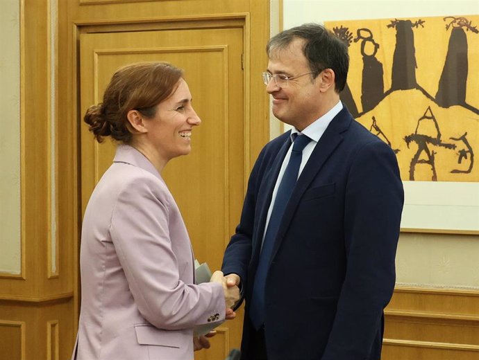 La ministra de Sanidad, Mónica García, y el consejero de Salud del Gobierno Vasco, Alberto Martínez.