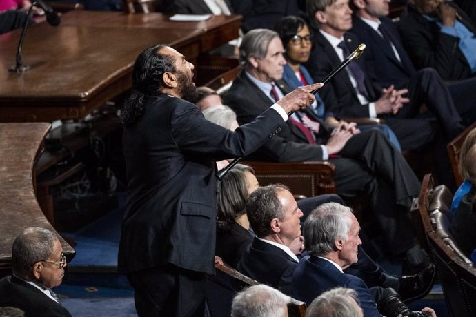 El congresista texano Al Green increpa al presidente de Estados Unidos, Donald Trump, ante el Congreso (Archivo)