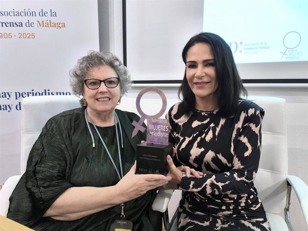 La periodista y escritora Lydia Cacho recibe el Premio Periodistas por la Igualdad 2025 de la Asamblea de Mujeres Periodistas de la Asociación de la Prensa de Málaga de manos de la vicepresidenta de Igualdad de la entidad, Teresa Santos.