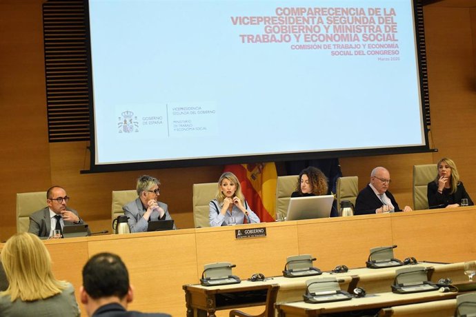 La vicepresidenta segunda del Gobierno y ministra de Trabajo y Economía Social, Yolanda Díaz (c), durante la Comisión de Trabajo, Economía Social, Inclusión, Seguridad Social y Migraciones, en el Congreso de los Diputados, a 6 de marzo de 2025, en Madrid 