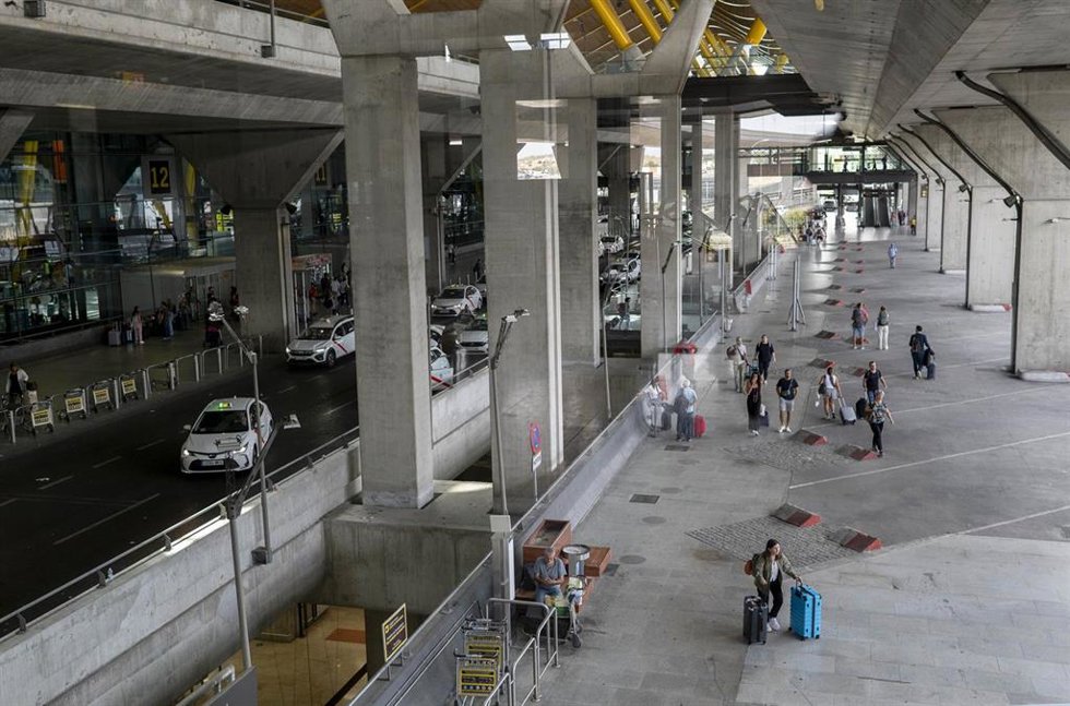 Archivo - Varias personas en la terminal T4 del aeropuerto Adolfo Suárez Madrid-Barajas 
