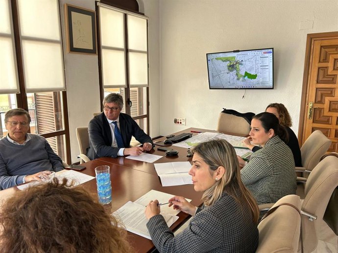 Carmen Granados (2ª dcha.) y Sergio Velasco (2º izda), durante una reunión sobre el planeamiento urbanístico de Puente Genil.