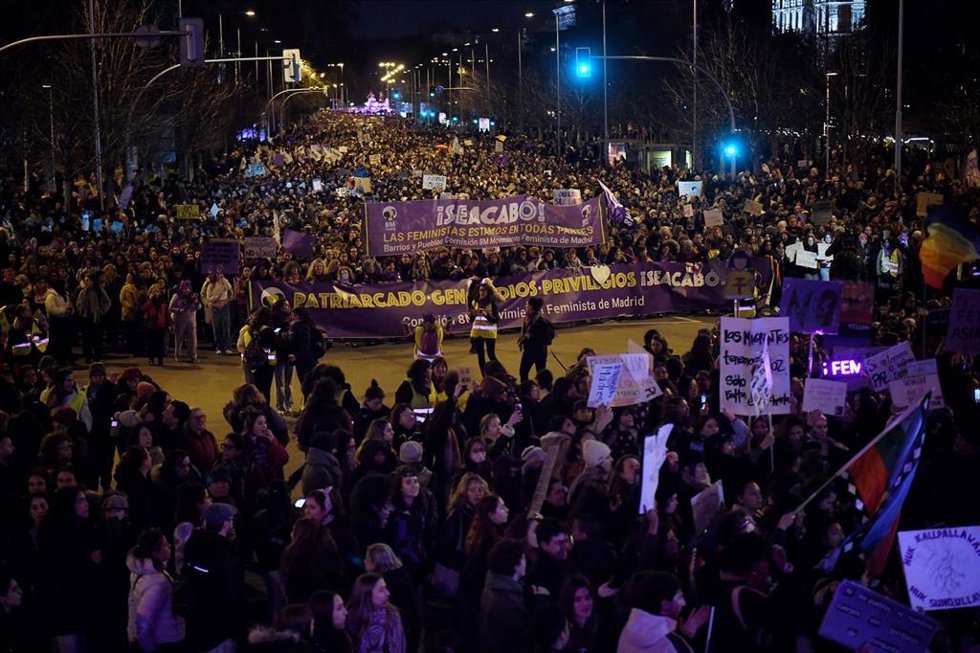 Archivo - Cientos de personas durante la manifestación convocada por la Comisión 8M por el Día Internacional de la Mujer, a 8 de marzo de 2024, en Madrid (España). 