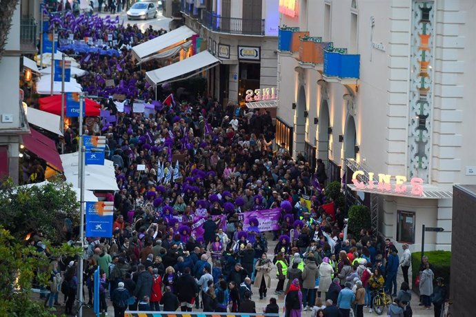 Archivo - Cientos de personas durante la manifestación del 8M, a 8 de marzo de 2024, en Málaga, Andalucía (España). Imagen de archivo
