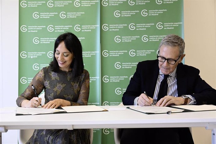 La directora general de la Guardia Civil, Mercedes González, y el presidente de la Asociación Española Contra el Cáncer (AECC), Ramón Reyes, durante la firma del protocolo de colaboración para fomentar la lucha contra el cáncer, el 6 de marzo de 2025.