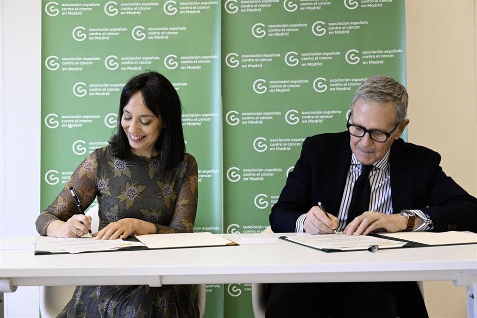 La directora general de la Guardia Civil, Mercedes González, y el presidente de la Asociación Española Contra el Cáncer (AECC), Ramón Reyes, durante la firma del protocolo de colaboración para fomentar la lucha contra el cáncer, el 6 de marzo de 2025.