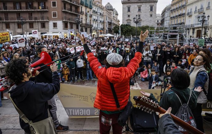 Desenes de persones durant una manifestació convocada per la Plataforma per l'Ensenyament, a 22 de febrer de 2025, a València, Comunitat Valenciana (Espanya). 