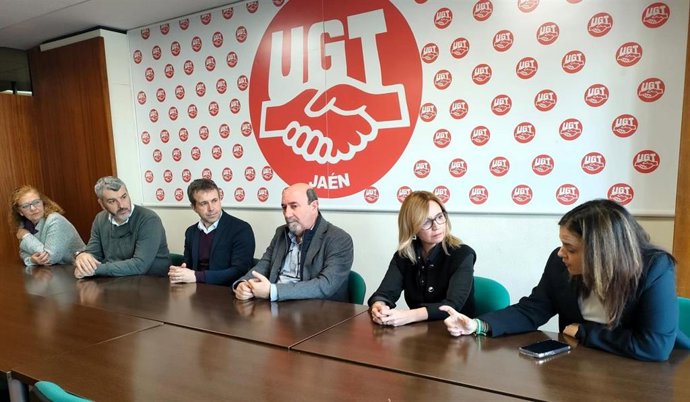 Óskar Martín (2i), junto a otros miembros de UGT, en la reunión con el alcalde de Jaén.