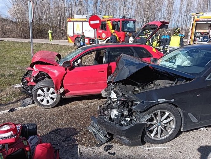 Vehículos afectados en el accidente de la VP-3302 en Tudela de Duero (Valladolid) este jueves 6 de marzo.