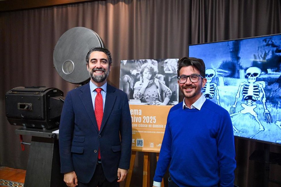El concejal de Turismo, Comunicaciones y Promoción de la Ciudad del Ayuntamiento de Almería, Joaquín Pérez de la Blanca, junto al gerente de LaOficina Producciones, Carlos Vives, durante la presentación del ciclo 'Cinema Archivo' en Almería.