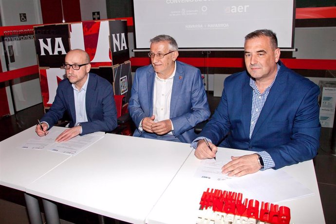 Txerra García de Eulate, el vicepresidente Félix Taberna y Rafael Loscos, en la firma del convenio.
