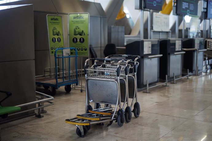 Archivo - Varios carritos en la terminal 4 del Aeropuerto Adolfo Suárez Madrid-Barajas